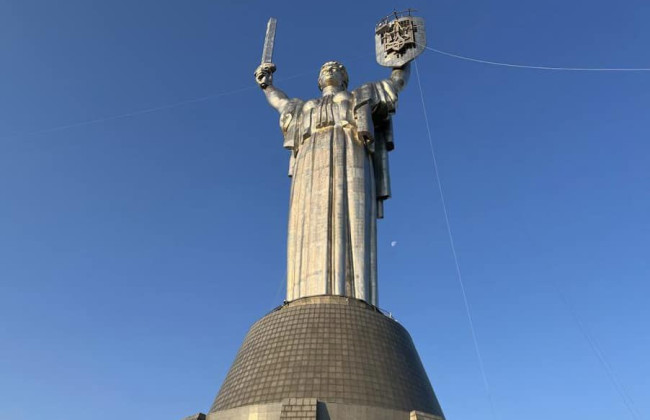 На монумент «Родина-мать» в Киеве установили трезубец: фото и видео