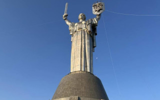 На монумент «Родина-мать» в Киеве установили трезубец: фото и видео