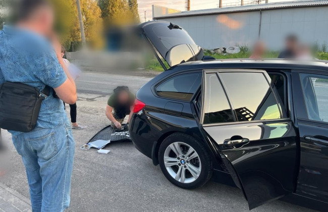 Международный наркобизснес: на Киевщине двое продавали «товар» криминалитету