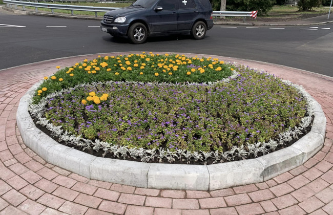 Убезпечили та прикрасили перехрестя: на лівому березі Києва облаштувують нові кільцеві розв'язки