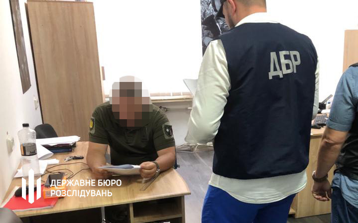 Суд обрав запобіжний захід військкому із Закарпаття, який змушував солдатів будувати йому будинок