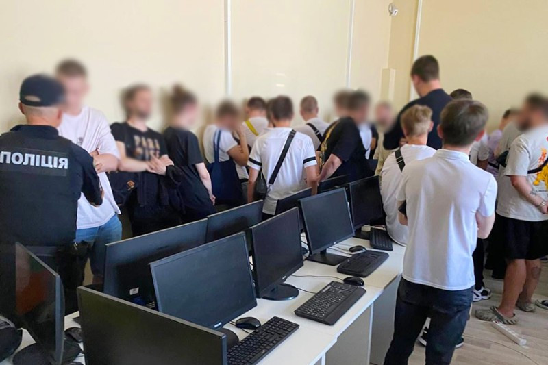 У Києві «накрили» масштабний call-центр шахраїв