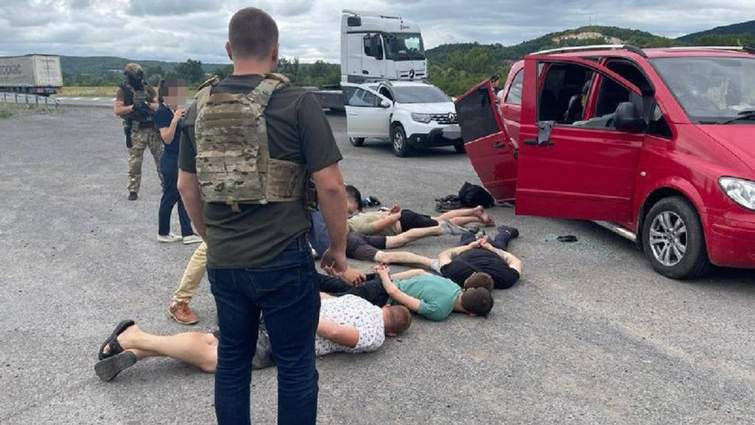 За границу на лодке за $4500: на Закарпатье разоблачили схему переправки уклонистов в Румынию