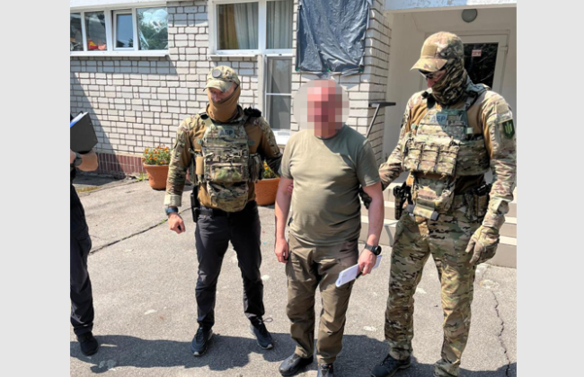 Нараховував сотні тисяч тим, хто не був на фронті: воєнкома з Донеччини заарештували з альтернативою застави у 3 млн