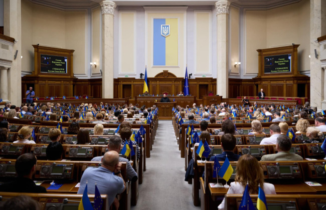 Депутаты предлагают ограничить зарплаты и другое денежное довольствие должностных лиц суммой в 100 тысяч грн