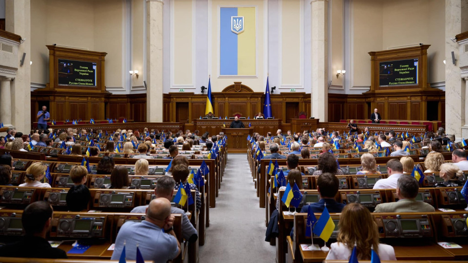 Депутаты предлагают ограничить зарплаты и другое денежное довольствие должностных лиц суммой в 100 тысяч грн
