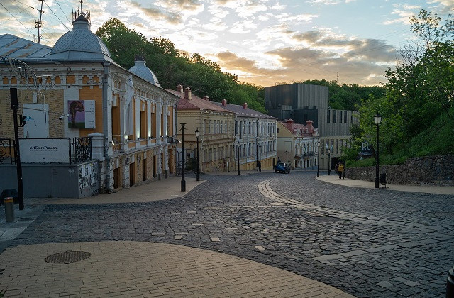 ​ Растрата 1,4 млн грн на реконструкции лестницы из брусчатки на Подоле: сообщено о подозрении заместителю директора КП