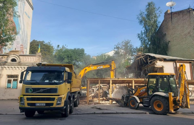 У Києві знесли 200-річну садибу на Подолі, щоб збудувати «клубний дім»