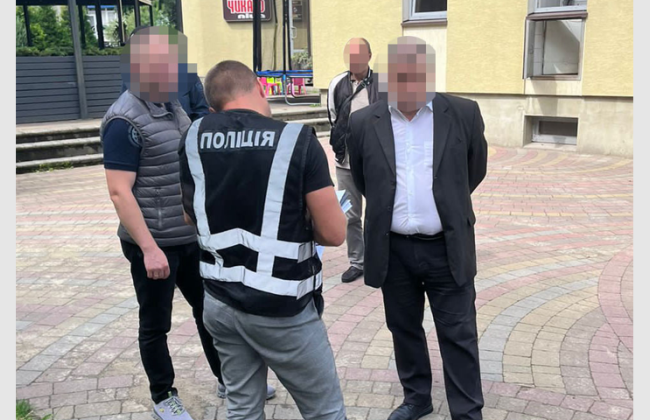 Во Львове задержан адвокат во время получения более 4 тысяч долларов взятки