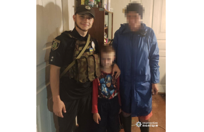 На Харківщині поки 6-річний хлопчик спав під ліжком, родичі заявили в поліцію про зникнення