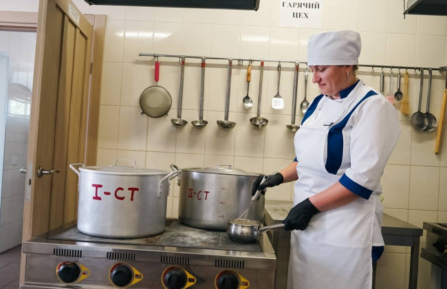 Какова ситуация с модернизацией школьных столовых и реализацией проекта строительства фабрик-кухонь