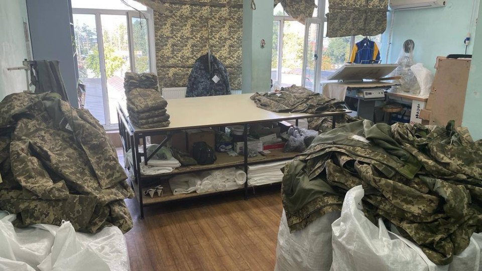 Некачественные куртки и костюмы для военных за 35 млн грн: в Киеве директору подрядной организации сообщили о подозрении