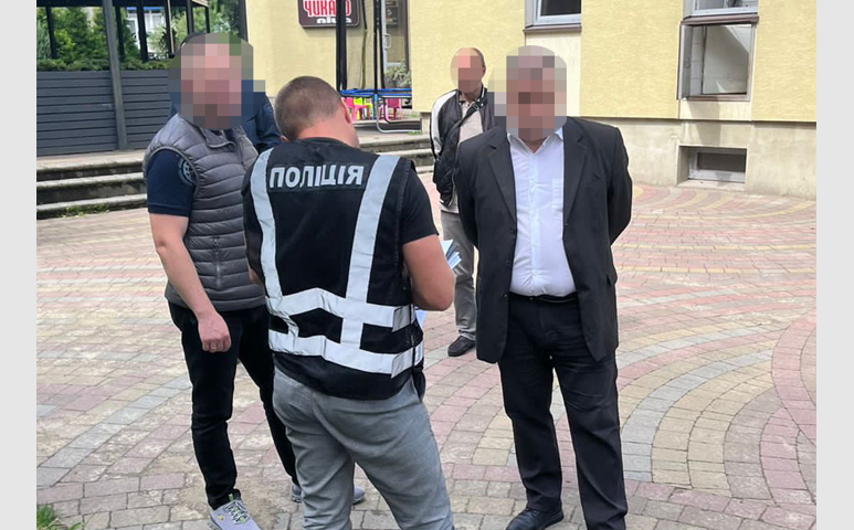 У Львові затримали адвоката під час отримання понад 4 тисяч доларів хабаря