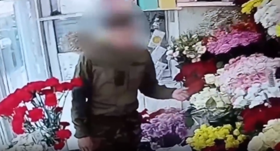 В Киевской области мужчина, выдавая себя за военного, ограбил магазин: видео