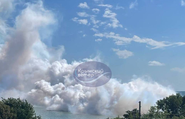 Над Кримським мостом продовжують лунати вибухи, відео