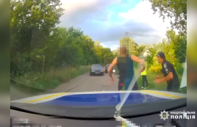 Как кадр из фильма: во время остановки патрульными несовершеннолетнего водителя мотоцикла, в их авто врезался нетрезвый мужчина