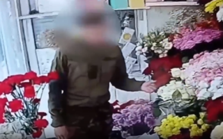 В Киевской области мужчина, выдавая себя за военного, ограбил магазин: видео