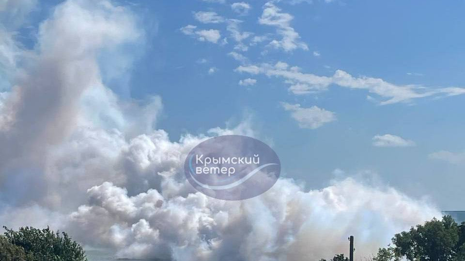Над Крымским мостом продолжают раздаваться взрывы, видео
