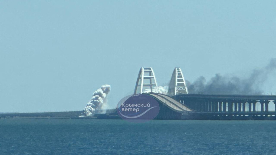 Завітала «бавовна»: біля Кримського мосту вибухи, здіймається дим, відео