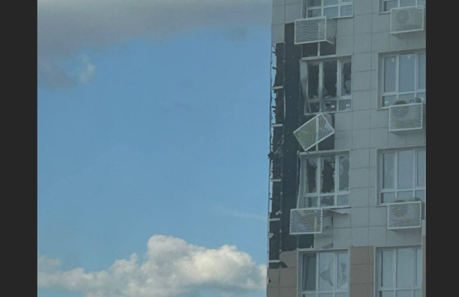 В российском Белгороде прогремел мощный взрыв, поврежден жилой дом: фото и видео