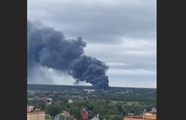 Піднявся стовп чорного диму: у Підмосков'ї спалахнула потужна пожежа, відео