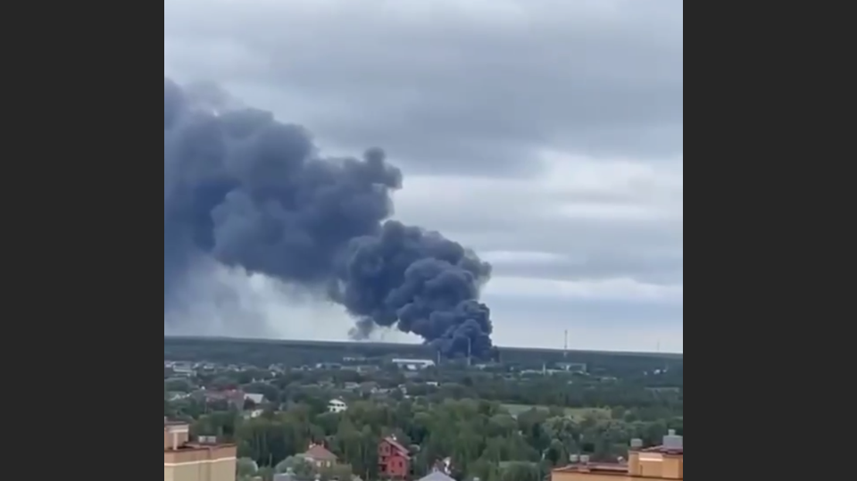 Піднявся стовп чорного диму: у Підмосков'ї спалахнула потужна пожежа, відео