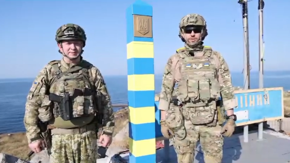 На острові Зміїний встановили український прикордонний знак замість знищеного окупантами