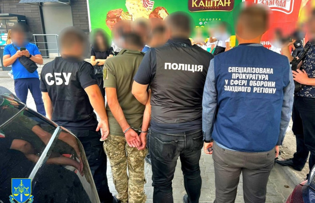 $4500 за уклонение от службы: в Хмельницкой области работник военкомата разоблачен «на горячем»