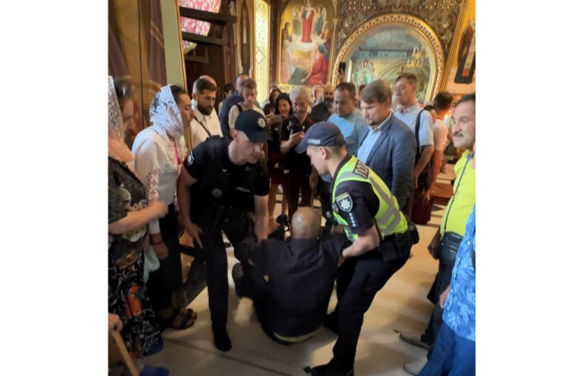 В Киево-Печерской лавре мужчина разбил икону камнем, фото