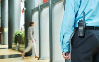 У Києві на Троєщині в результаті конфлікту охоронець школи отримав тілесні ушкодження