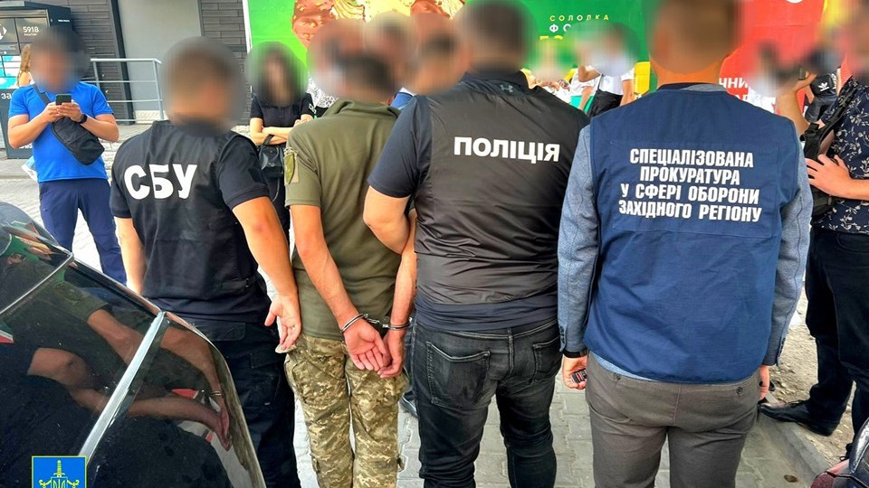 $4500 за ухилення від служби: на Хмельниччині працівника військкомату викрито «на гарячому»