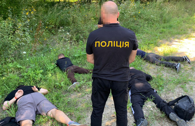 На Буковине правоохранитель с сообщниками переправлял уклонистов в Румынию