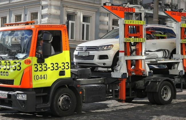 Кабмин расширил основания эвакуации автомобилей – теперь забрать авто смогут за остановку на месте для электрокаров