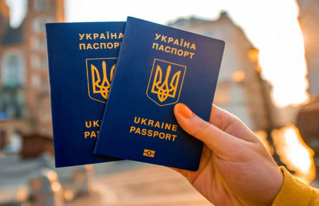 Чи можна залишити собі попередній закордонний паспорт та коли його треба дати: пояснення