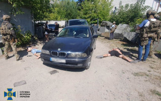 «Вибивали» гроші з військового та погрожували вагітній дружині: на Житомирщині затримали банду рекетирів