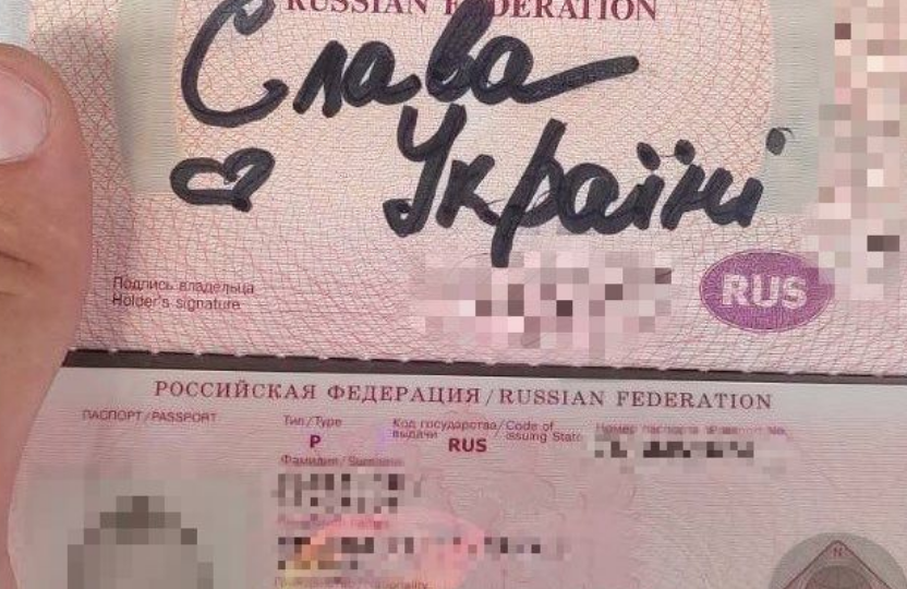 Росіянин, який перевищив термін перебування в Україні, написав в паспорті «Слава Україні»