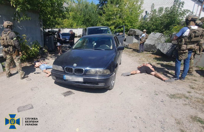 «Вибивали» гроші з військового та погрожували вагітній дружині: на Житомирщині затримали банду рекетирів