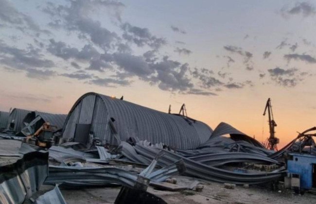 Ворог вдарив «Шахедами» по Одещині: в одному з портів понівечено складські приміщення та зерносховища