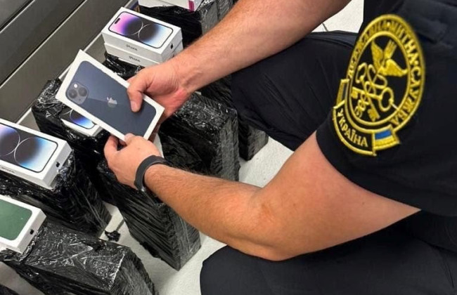 Львовские таможенники остановили автобус с тайным багажом iPhone на 7 млн гривен