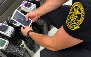 Львовские таможенники остановили автобус с тайным багажом iPhone на 7 млн гривен