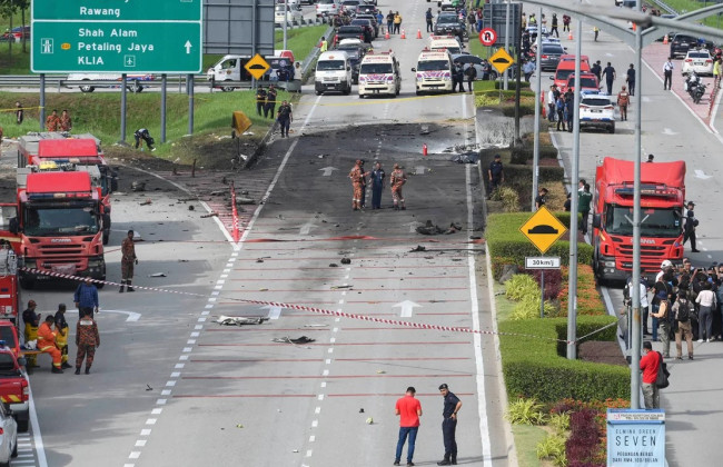 В Малайзии частный самолет упал на автостраду: по меньшей мере 10 погибших
