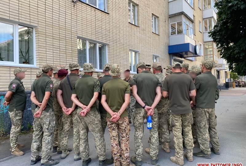 В Житомире военные требуют справедливого суда для рэкетиров, задержанных по подозрению в вымогательстве денег у бойца ВСУ