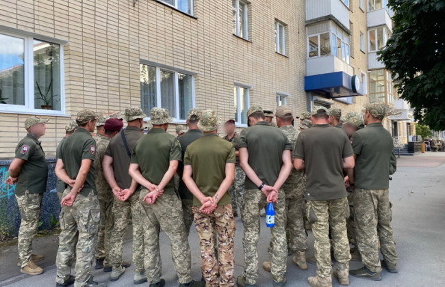 У Житомирі військові вимагають справедливого суду для рекетирів, яких затримали за підозрою у вимаганні грошей у бійця ЗСУ