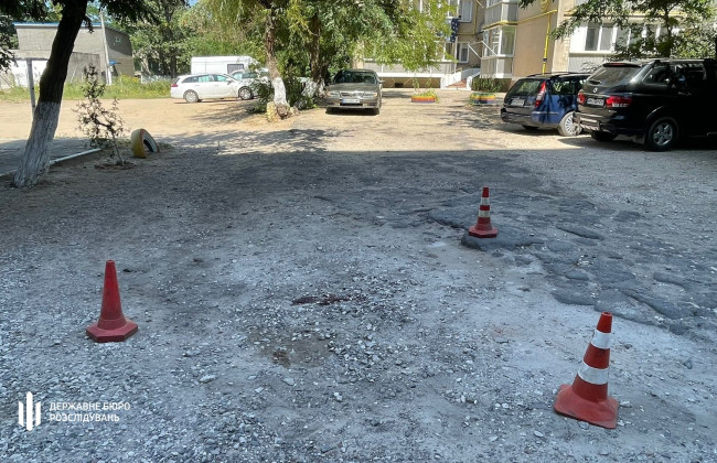 В Одесской области полицейский с женой дважды переехали бабушку и оставили ее умирать на скамейке, видео