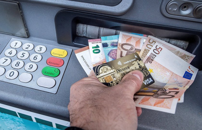 Неожиданная щедрость: Банк Ирландии раздал 1000 евро каждому из-за сбоя в банкоматах