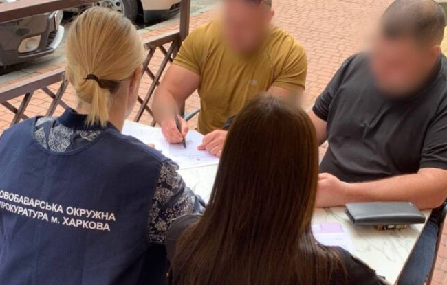 В Харьковской области директор компании присвоил почти 200 тысяч на ремонте поврежденного обстрелом дома