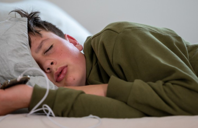 Сон рядом с заряжающимся iPhone — опасен: у Apple сделали важное предупреждение