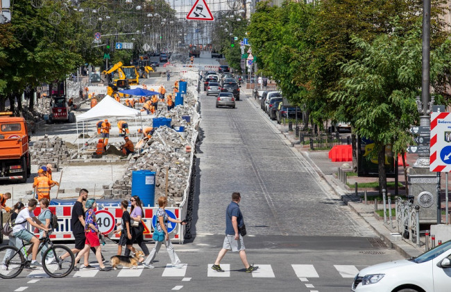 В Киеве завершили ремонт брусчатки на улице Хмельницкого: движение возобновят поздно вечером 19 августа