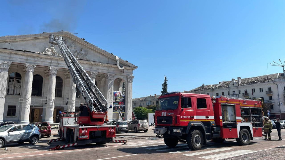 МВС показало кадри ліквідації наслідків терористичного удару по Чернігову: фото і відео