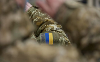 Имеет ли право на пенсию в связи с потерей кормильца жена военного, который погиб, если она воспитывает ребенка